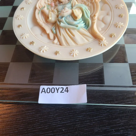 Versace Angelic Plate with Gold and Cream Accents - Picture 8 of 8